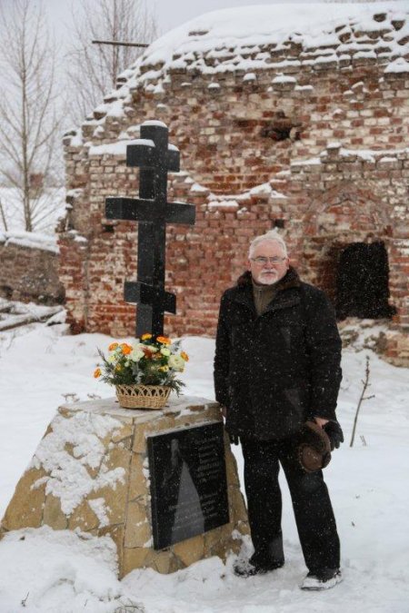 Савенко у креста в Седмиозерной Богородицкой пустыни.jpg