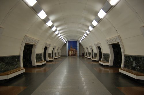Dorogozhychi_metro_station_Kiev_2010_01.jpg